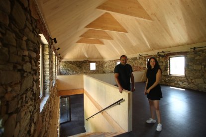 La arquitecta Itziar Quirós, y el alcalde de Corullón, Luis Alberto Arias, en el interior del centro de visitantes