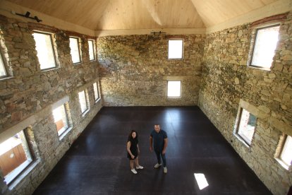 La arquitecta Itziar Quirós, y el alcalde de Corullón, Luis Alberto Arias, en el interior del centro de visitantes