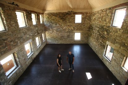 La arquitecta Itziar Quirós, y el alcalde de Corullón, Luis Alberto Arias, en el interior del centro de visitantes.