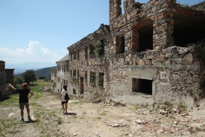 Rubén y Leticia, dos senderistas que llegaron al poblado desde Cadafresnas.