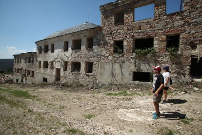Rubén y Leticia, dos senderistas que llegaron al poblado desde Cadafresnas.