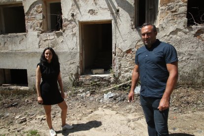 La arquitecta Itziar Quirós, y el alcalde de Corullón, Luis Alberto Arias, ante la casa donde vivió el vigilante, Jovino García