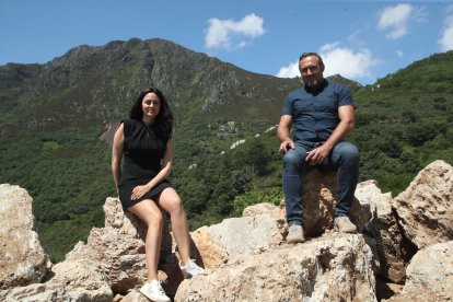 La arquitecta Itziar Quirós, y el alcalde de Corullón, Luis Alberto Arias, ante la Peña del Seo