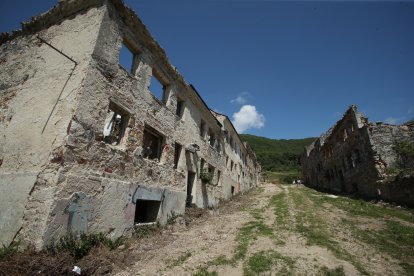 El poblado de La Piela, construido en 1953, contaba con treinta viviendas repartidas en pabellones. Los solteros ocupaban los sótanos.