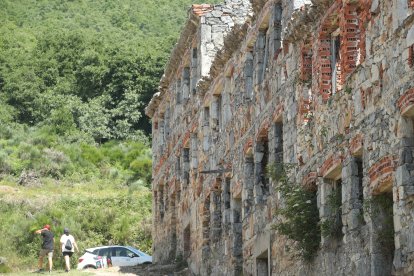 Dos senderistas se acercaron a media mañana al poblado.
