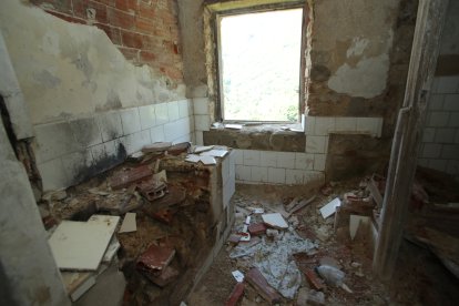 Restos de la cocina en la vivienda del vigilante del poblado del wólfram, Jovino García.