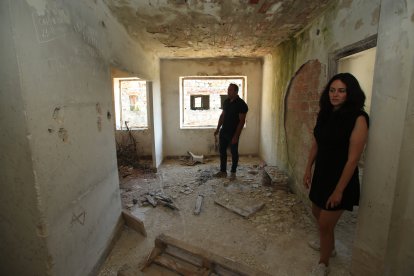 La arquitecta Itziar Quirós, y el alcalde de Corullón, Luis Alberto Arias, en la vivienda pendiente de rehabilitar del que fue vigilante del poblado de La Piela, Jovino García