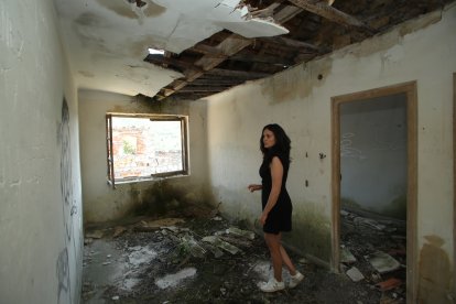 La arquitecta Itziar Quirós, en la vivienda pendiente de rehabilitar del que fue vigilante del poblado de La Piela, Jovino García