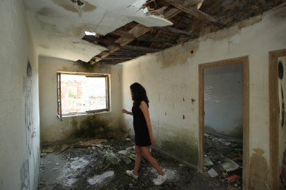La arquitecta Itziar Quirós, en la vivienda pendiente de rehabilitar del que fue vigilante del poblado de La Piela, Jovino García.