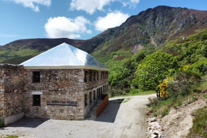 El tejado de aluminio-espejo atrapa las nubes en el antiguo economato del poblado de La Piela, reconvertido en el centro de visitantes La Montaña Negra