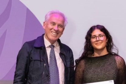 Carla Cabezas en el momento de recoger el diploma.