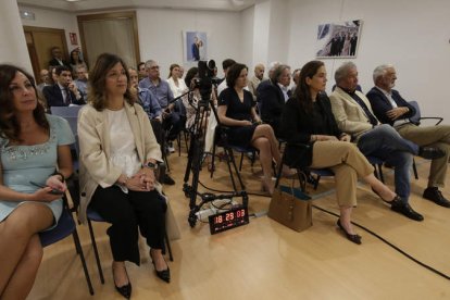 Cristina Santos, Nuria González, Adriana Ulibarri, Joaquín S. Torné y Santiago Sarmiento, con parte del público en el Club de Prensa.