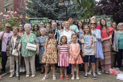 Foto de familia de las personas que participaron en desfile.