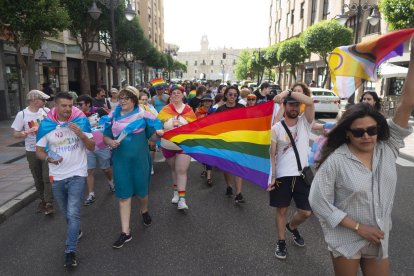 El desfile lúdico por las calles de León, este viernes.