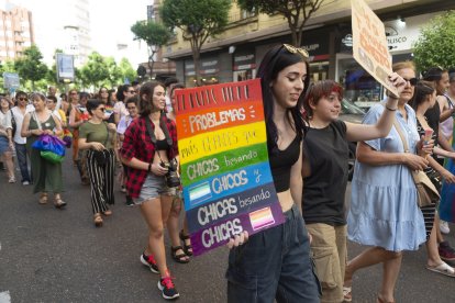 El desfile lúdico por las calles de León, este viernes.