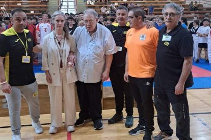 Foto de familia con competidores, autoridades y organizadores del campeonato.  DL