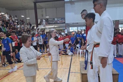 Foto de familia con competidores, autoridades y organizadores del campeonato.  DL