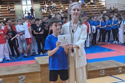 Foto de familia con competidores, autoridades y organizadores del campeonato.  DL