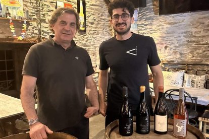 Los responsables de la bodega, padre e hijo, en una imagen reciente.
