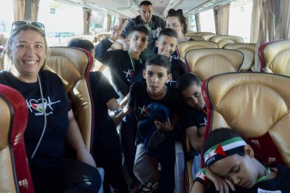 Emotivo encuentro con la familia berciana de un niño saharaui. 