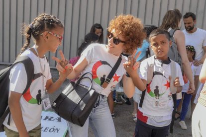 Emotivo encuentro con la familia berciana de un niño saharaui. 