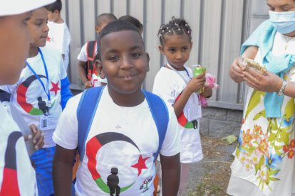 Emotivo encuentro con la familia berciana de un niño saharaui.