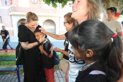 Emotivo encuentro con la familia berciana de un niño saharaui. 