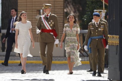 Los reyes, Felipe y Letizia, y la infanta Sofía a su llegada a la ceremonia en la que la princesa de Asturias, Leonor de Borbón, recibe de manos del monarca su despacho de alférez. EFE/ Javier Cebollada