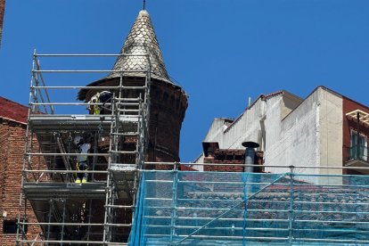 Las obras del Instituto de Patología Compleja de la Columna avanzan ahora por la torre del edificio.