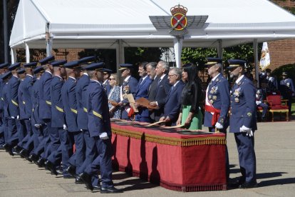 Un momento de la entrega de despachos a los suboficiales de la ABA de La Virgen del Camino.