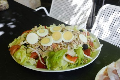 La riquísima ensalada es marca de la casa.