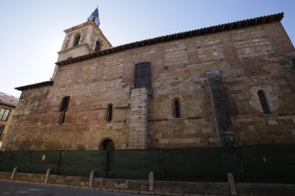 Ya han colocado la valla de obras y la próxima semana la igleisa del Mercado estará forrada de andamios.