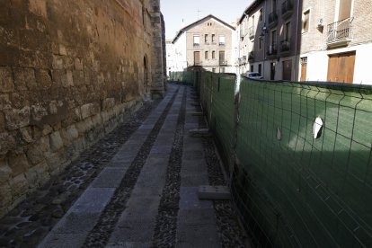 Ya han colocado la valla de obras y la próxima semana la igleisa del Mercado estará forrada de andamios.