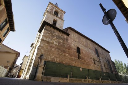Ya han colocado la valla de obras y la próxima semana la igleisa del Mercado estará forrada de andamios.