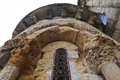 El deterioro de la piedra es perfectamente visible en las fachadas norte y sur de la iglesia.