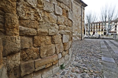 El deterioro de la piedra es perfectamente visible en las fachadas norte y sur de la iglesia.