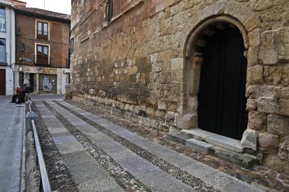 El deterioro de la piedra es perfectamente visible en las fachadas norte y sur de la iglesia.