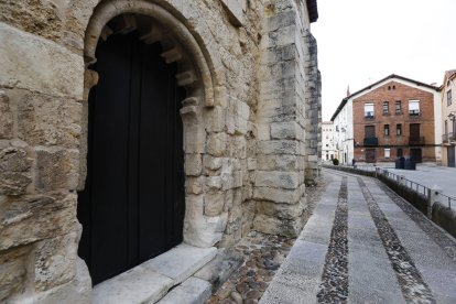 El deterioro de la piedra es perfectamente visible en las fachadas norte y sur de la iglesia.