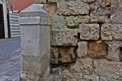 El deterioro de la piedra es perfectamente visible en las fachadas norte y sur de la iglesia.