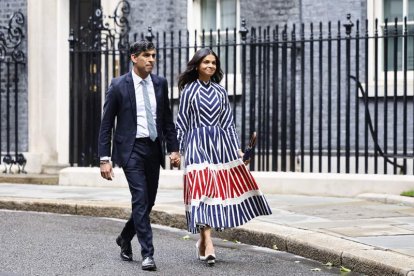 Keir Starmer y su esposa Victoria Starmer entran en el 10 de Downing Street y Rishi Sunak y su esposa Akshata Murty abandonan la residencia oficial.  ANDY RAIN