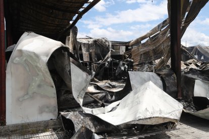 Así quedó la nave de Embutidos Santa Cruz tras el incendio.