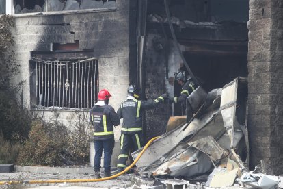El fuego se originó en un pasillo exterior que comunicaba dos naves y se extendió rápidamente.