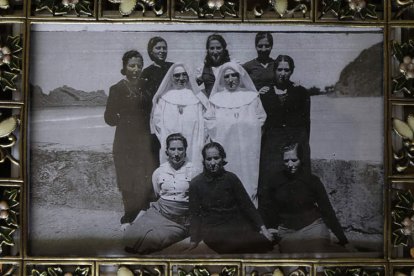 Mujeres de Casares de Arbas con monjas de la prisión de Saturrarán.