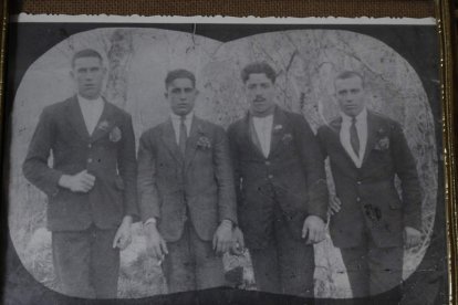 Camilo, primero por la derecha, con otros hombres de Casares de Arbas.