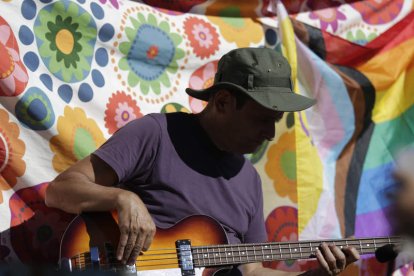 Probando el bajo antes de la actuación de Combo Toro.