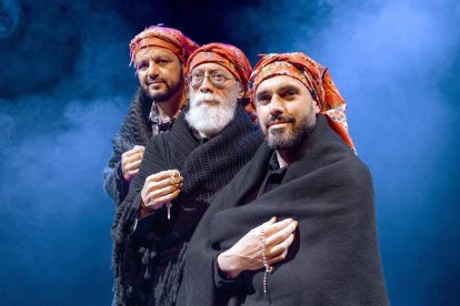 Quico Cadaval, interpretando a una de las tres ‘vellas’ en la obra que también protagonizan Sanmartín y José Luis Gutiérrez.  SONIA GARCÍA
