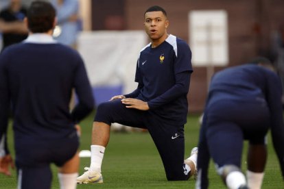 Mbappé en el entrenamiento de este lunes con Francia. ESTÉVEZ