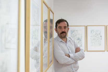 El dibujante Álvaro Martínez Bueno posa durante una entrevista con EFE en Torrelavega, Cantabria. EFE/Pedro Puente Hoyos