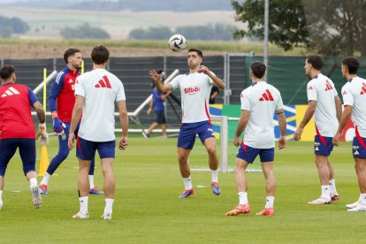 Un momento del entrenamiento de ayer de La Roja. J.J. GUILLÉN