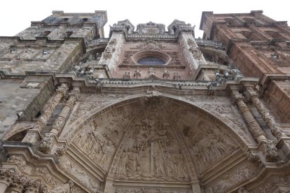 Javier Riverw Blanco aborda la catedral de Astorga desde su evolución. DL